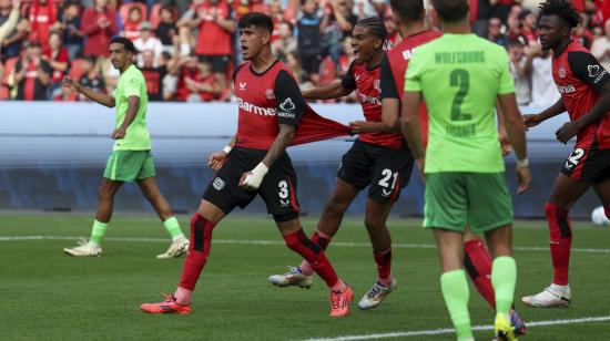 Piero Hincapie convierte el tercer gol del Bayer Leverkusen ante el Wolfsburgo, el domingo 22 de septiembre de 2024.