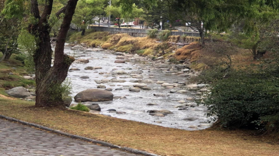 El icónico río Tomebamba de Cuenca recuperó levemente parte de su caudal tras lluvias registradas en la provincia de Azuay, este domingo 22 de septiembre de 2024.