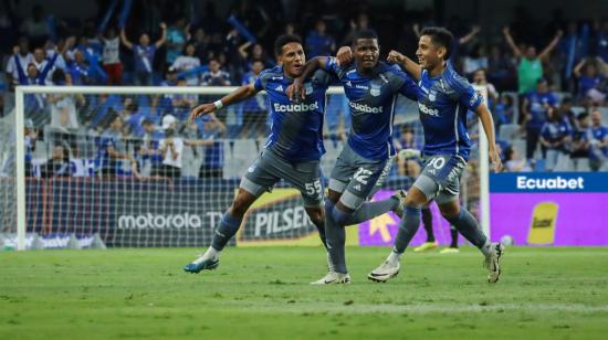 Diogo Bagüí (c), defensa de Emelec, festeja tras anotar el primer gol de Emelec ante Técnico en el Capwell, este domingo 22 de septiembre de 2024.