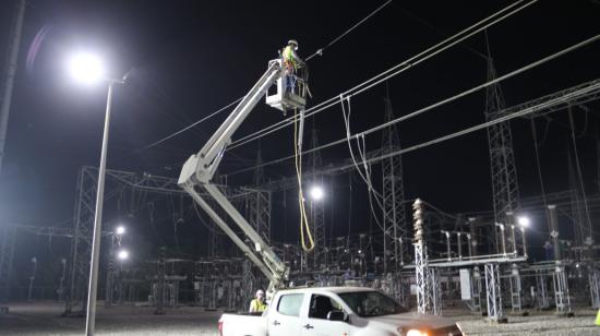 Mantenimiento de la red eléctrica, el 18 de septiembre de 2024, en Ecuador.