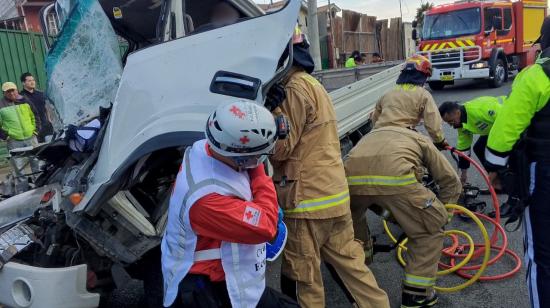 Rescatistas de Bomberos de Cuenca y paramédicos de la Cruz Roja del Azuay liberan a un conductor atrapado en la cabina de un camión tras sufrir un accidente, el 23 de septiembre de 2024.