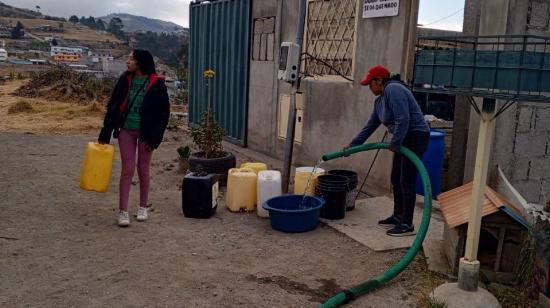 Habitantes del barrio Tiwinza, en el norte de Quito, esperan la llegada de un tanquero para abastecerse de agua, el 18 de septiembre de 2024.