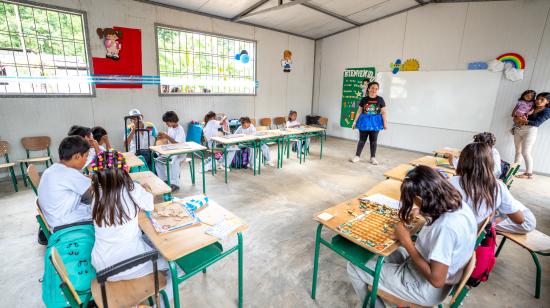 Estudiantes de una escuela fiscal de Guayaquil, en 2024.