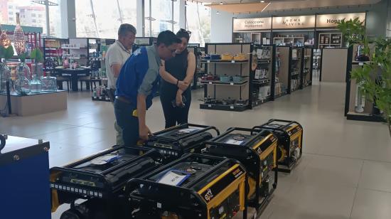 Exhibición de generadores eléctricos de baja y mediana potencia en un local de Almacenes ElJuri, en el centro norte de Quito, el 18 de septiembre.