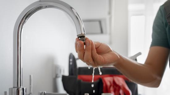 Imagen referencial de una llave de agua. En Cuenca, varias zonas que se abastecen de sistemas de bombeos registran intermitencia o suspensión del servicio por cortes de luz este 23 de septiembre.