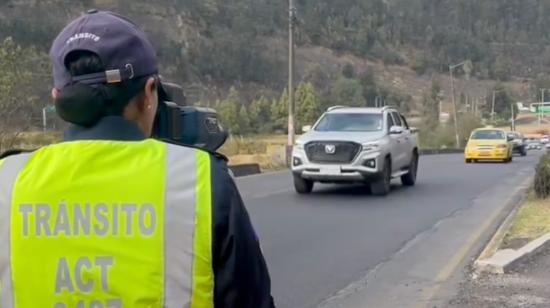 Un agente de tránsito durante un control de exceso de velocidad, 21 de septiembre de 2024.