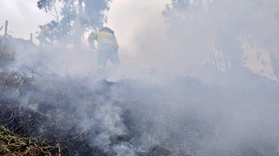 Fotografía referencial de un incendio en la provincia de Loja siendo atacado por los bomberos de dicha provincia el 16 de agosto de 2024.