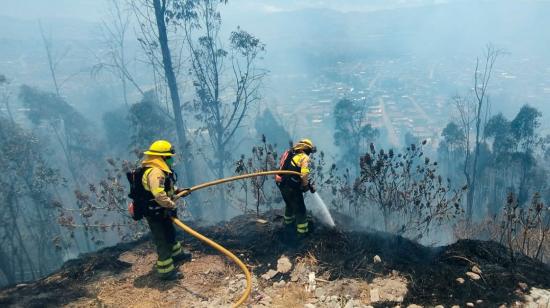 Más de 30 bomberos combaten incendio forestal en San Isidro de El Inca, en Quito