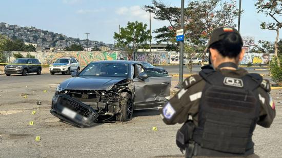 Vista de la escena del ataque armado registrado frente a los estacionamientos del Teatro Centro de Arte, en la vía a Daule, al norte de Guayaquil, en el que tres personas resultaron asesinadas la tarde del lunes 23 de septiembre de 2024, entre ellos Alexis  Verduga Shaoul, de 54 años.