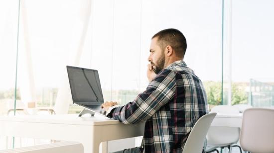 Imagen referencial de una persona escribiendo en una laptop.