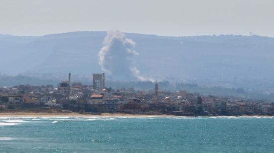 El humo se eleva desde el lugar de un ataque aéreo israelí en el sur del Líbano, 24 de septiembre de 2024.