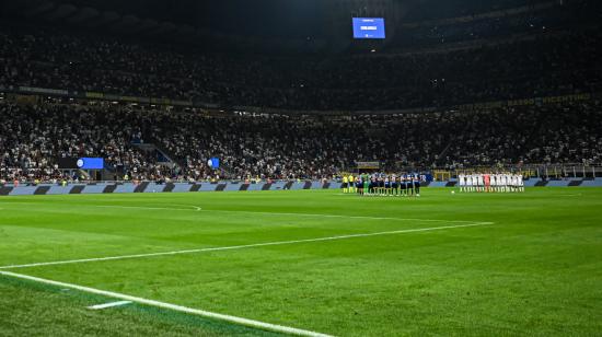 Los jugadores respetan un minuto de silencio en homenaje al fallecido ex entrenador de Inglaterra Sven-Goran Eriksson antes del partido de fútbol de la Serie A italiana entre el Inter de Milán y el Atalanta en el Estadio San Siro en Milán, Italia, el 30 de agosto de 2024.