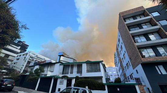 Imagen del cielo de Quito de con humo por el incendio registrado en Guápulo, el 24 de septiembre de 2024.