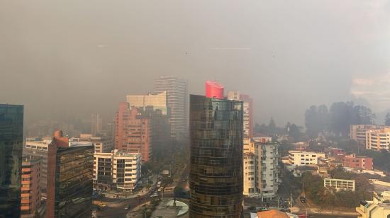 Humo en Quito por el incendio registrado en Guápulo, el 24 de septiembre de 2024.