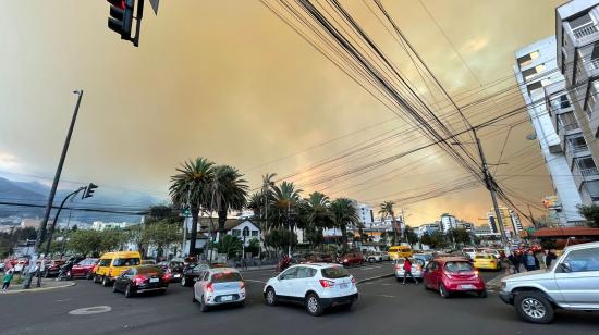 Así se ve el gran incendio forestal en Quito, mientras las vías están caotizadas por los cortes de luz, la tarde de este 24 de septiembre de 2024.