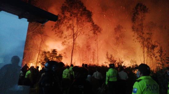 Así se ve el voraz incendio forestal en Guápulo, en Quito, este 24 de septiembre de 2024.