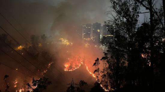 El incendio forestal más grande reportado en Quito este 24 de septiembre de 2024, es el que inició en Guápulo.