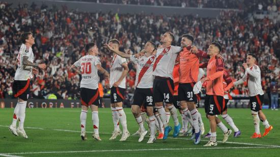 Los jugadores de River Plate celebran su victoria ante Colo-Colo en el estadio Más Monumental, por la Copa Libertadores, el 24 de septiembre de 2024.