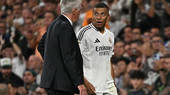 Kylian Mbappé (d), delantero del Real Madrid, dialoga con Carlo Ancelotti, técnico 'merengue', durante el partido ante el Alavés del pasado 24 de septiembre.