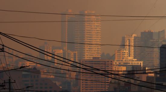 Un sector de la capital de Ecuador, Quito, bajo una gruesa capa de humo proveniente de fuertes incendios forestales, el 24 de septiembre de 2024.