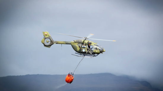 Un helicóptero de la Fuerza Aérea Ecuatoriana ayuda a combatir el incendio en Guápulo.