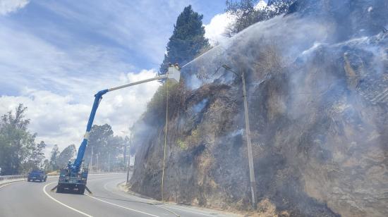 Bomberos intentar apagar el incendio en la av. Simón Bolívar, el 25 de septiembre de 2024.