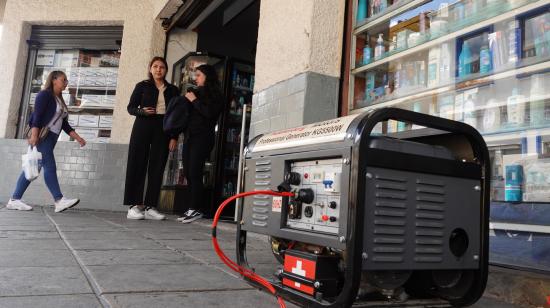 Un generador funciona en el exterior de un negocio ubicado en el centro de Cuenca, el 23 de septiembre de 2024.