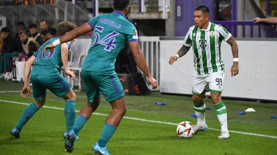 Cristian Ramírez (d), marcapunta del Ferencváros, en una acción del duelo ante el Anderlecht, válido por la Europa League, jugado este miércoles 25 de septiembre.