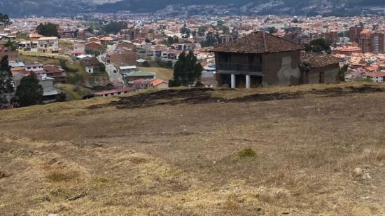 Quema producida por una mujer que fue captada por cámaras de seguridad, en Cuenca, este 24 de septiembre de 2024.