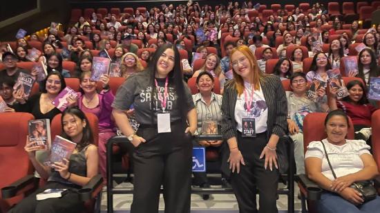 Las escritoras Karine Bernal y Melissa Ibarra, en su encuentro con lectoras del 25 de septiembre de 2024, en Quito.