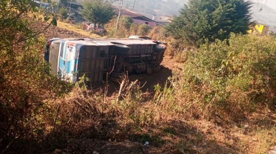 16 personas heridas por volcamiento de bus en Uyumbicho, al sur de Quito