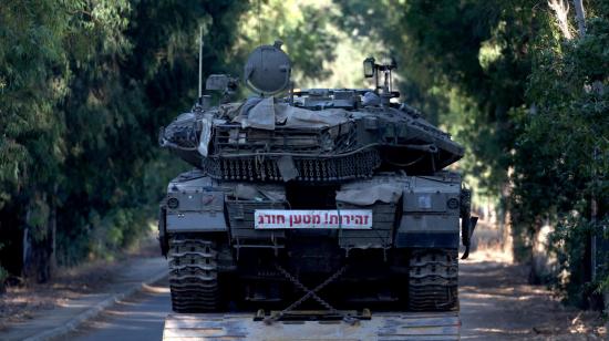 Un camión moviliza un tanque israelí en la frontera entre Israel y Líbano, en Galilea, el 26 de septiembre de 2024.