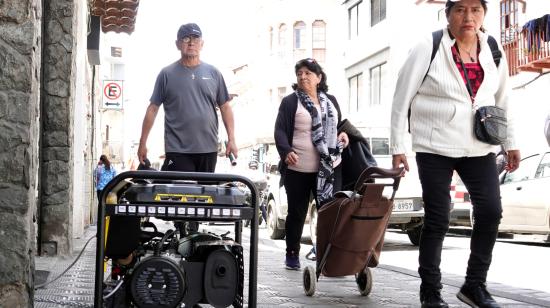 Un generador abastece de electricidad a un local comercial en el centro de Cuenca, 23 de septiembre de 2024.