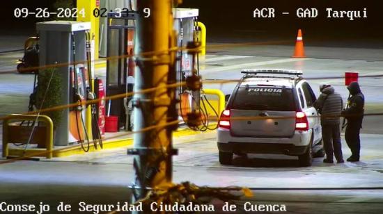 Un vehículo de la Policía Nacional ubicado en la gasolinera en Tarqui, Cuenca, donde fue hallada una menor de edad reportada como desaparecida en Quito, el 26 de septiembre de 2024.