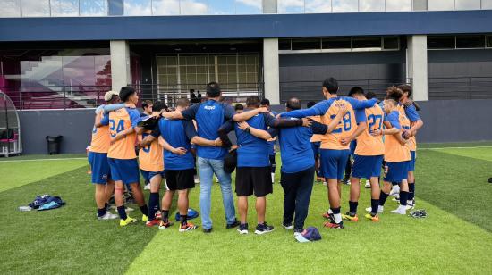 Los jugadores de Deportivo Quito se abrazan tras un entrenamiento en el Complejo de Independiente del Valle, el 23 de septiembre de 2024.