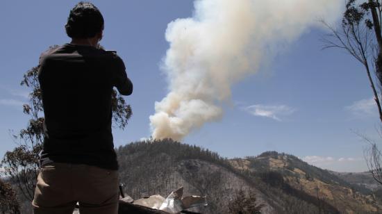 Vista del incendio en el cerro Auqui, desde el Barrio Bolaños, en el norte de Quito, el 26 de septiembre de 2024.