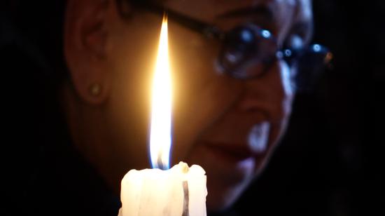 Fotografía de archivo de un negocio de Cuenca funciona a la luz de una vela en medio de cortes de luz nacionales, el 24 de abril de 2024.