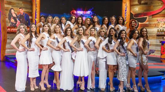 Las 24 concursantes del Miss Universo Cuba, durante su presentación oficial en el programa El Toro Loco del canal Mega TV, en Miami, Estados Unidos.