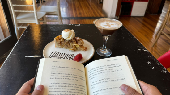 Libro y una copa de 'Gato Baileys' de Tres Gatos Cafetería y Librería.