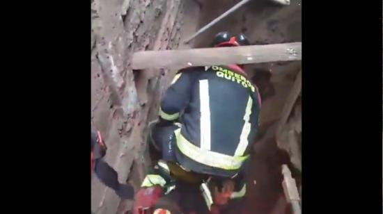 Bomberos rescatan a un joven que quedó atrapado tras el colapso de un muro en el sector La Pulida, en Quito, este 26 de septiembre de 2024.