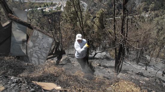 Un ciudadano recoge los escombros de su vivienda en el barrio Bolaños, en Quito, el 26 d septiembre de 2024.