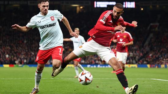 El defensa del Manchester United compite por el balón con el delantero del FC durante un partido de la UEFA Europa League.