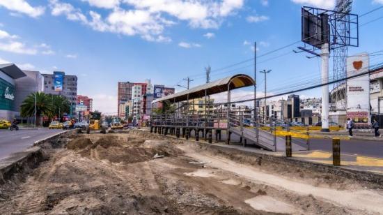 Una parada provisional de la Ecovía instalada en la avenida Naciones Unidas, donde se realizan trabajos de repavimentación, el 26 de septiembre de 2024.