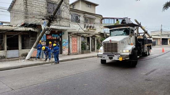 Trabajadores de CNEL reparan un poste del tendido eléctrico en el Guasmo Sur, en Guayaquil, debido a la colisión de un carro. Foto del 27 de septiembre de 2024. Imagen referencial.