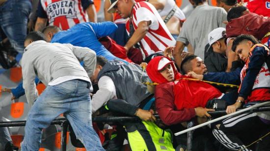 Hinchas colombianos durante una pelea en el estadio Atanasio Girardot de Medellín, el 26 de septiembre de 2024.