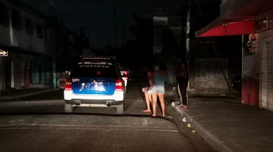 La Policía reprende a un grupo de personas que circulaban en la calle en el toque de queda y en medio de apagones en el Guasmo, al sur de Guayaquil, el 18 de septiembre de 2024.