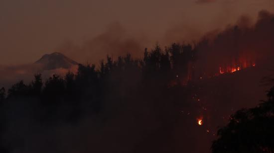 Incendio en la Av. Simón Bolívar, a la altura del túnel de Guayasamín, en Quito, el 24 de septiembre de 2024.