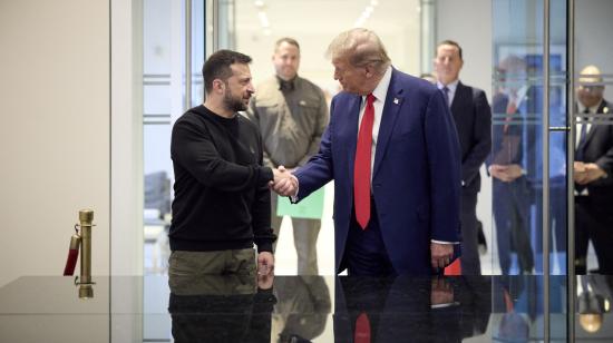 El presidente ucraniano, Volodimir Zelenski (izq.) y el candidato republicano a la presidencia de Estado Unidos, Donald Trump (der.), estrechan sus manos en la Torre Trump en Nueva York el 27 de septiembre de 2024.