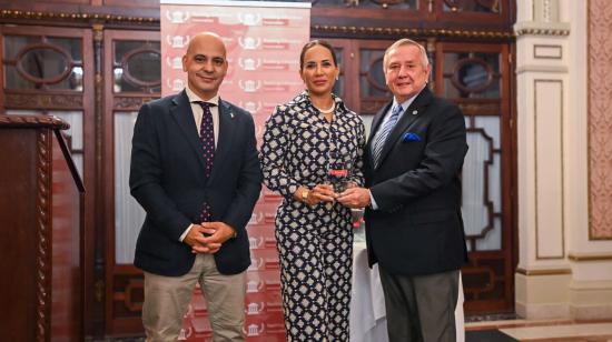 Vicerrectora Académica, dra. Nory Pinela y el Canciller Ecotec y el dr. Roberto Passailaigue reciben el premio.