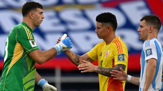 El portero argentino Emiliano Martínez (izq.) saluda al mediocampista colombiano James Rodríguez al final del partido de fútbol de las Eliminatorias, el 10 de septiembre de 2024.